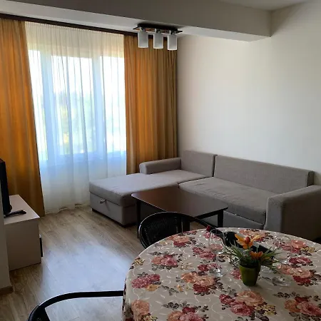аппартамент Pines Apartment *