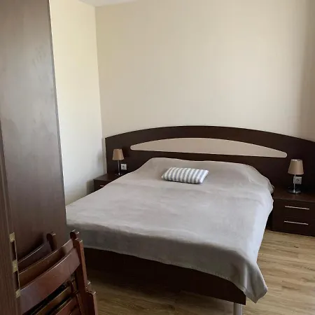 аппартамент Pines Apartment *